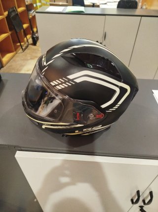 Casco de moto LS2 negro con visera