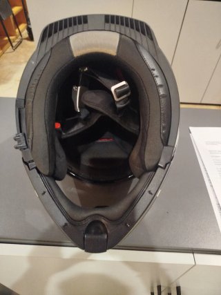 Casco de moto LS2 negro con visera