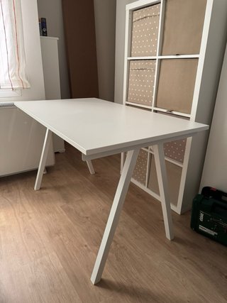 Escritorio blanco prácticamente nuevo