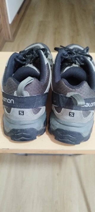 Zapatillas de montaña Salomon grises