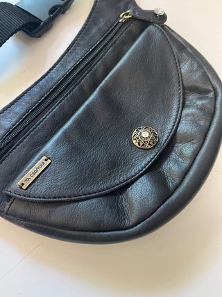 Riñonera bandolera de piel elegante
