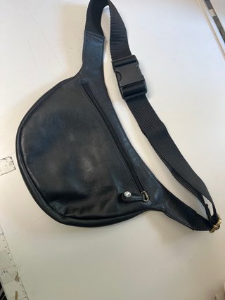Riñonera bandolera de piel elegante