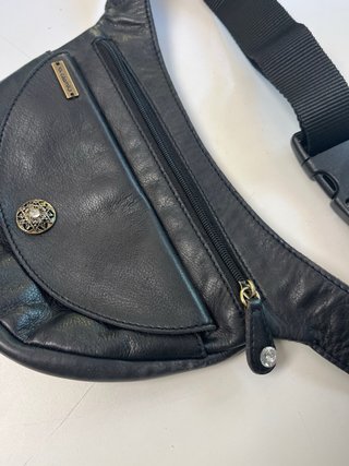 Riñonera bandolera de piel elegante