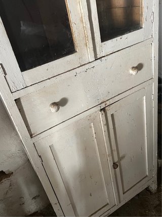 Armario antiguo de madera y cristal