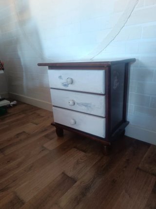Cómoda de madera antigua