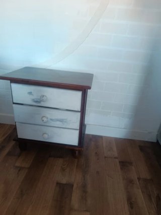 Cómoda de madera antigua