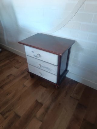 Cómoda de madera antigua