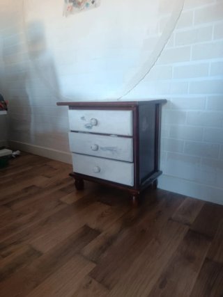 Cómoda de madera antigua