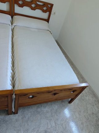Juego de 2 camas individuales totalmente equipadas