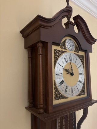 Reloj de pared antiguo de madera