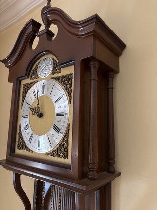 Reloj de pared antiguo de madera