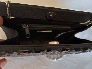 Bolso de fiesta negro con cadena plateada