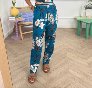 Conjunto floral verde azulado