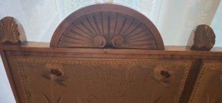 Antiguo sillón de madera de nogal