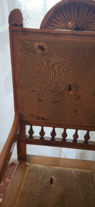 Antiguo sillón de madera de nogal