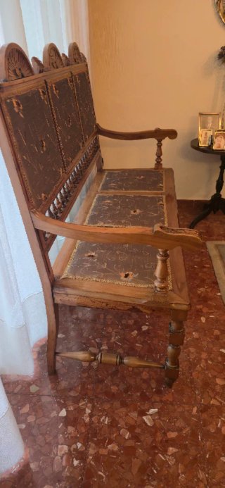 Antiguo sillón de madera de nogal