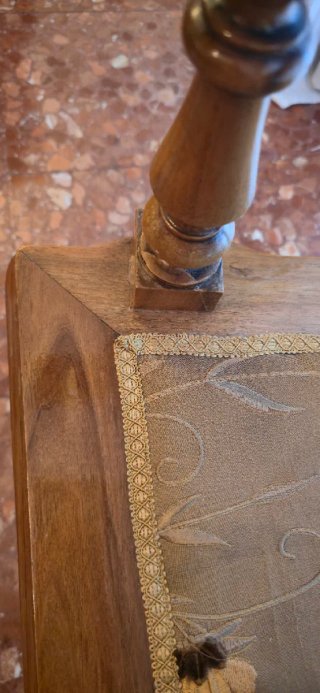 Antiguo sillón de madera de nogal