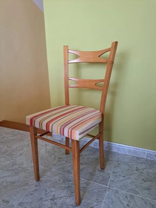 4 sillas de madera con asiento estampado.