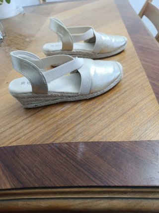 Zapatos cuña dorados talla 38
