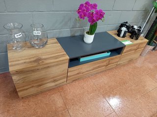 Mueble TV bajo madera y gris