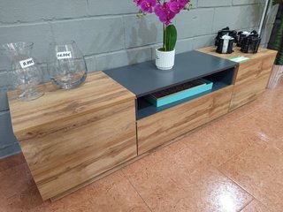 Mueble TV bajo madera y gris