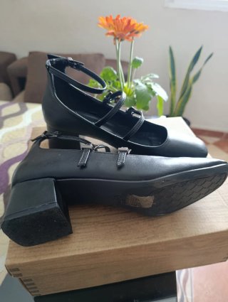 Zapatos Mary Jane negros tacón cómodo.