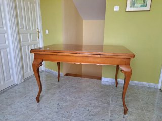 Mesa de comedor de madera