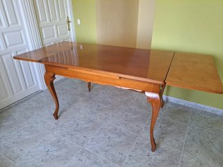Mesa de comedor de madera