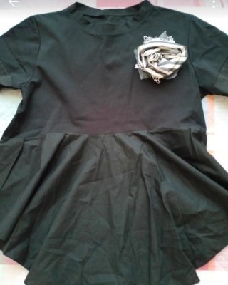 T-shirt donna nera con fiore