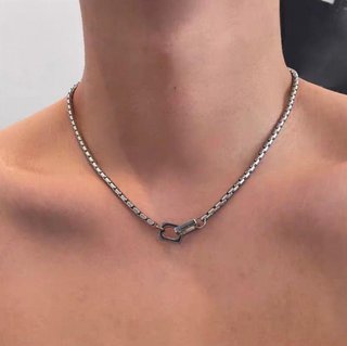 Collar plateado con cierre de mosquetón
