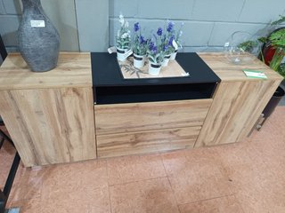 Aparador de madera y cristal