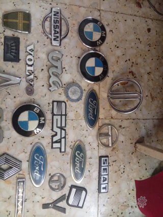 Emblemas y insignias de coches antiguos