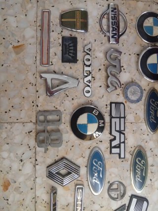 Emblemas y insignias de coches antiguos