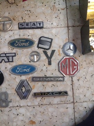 Emblemas y insignias de coches antiguos