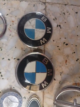 Emblemas y insignias de coches antiguos