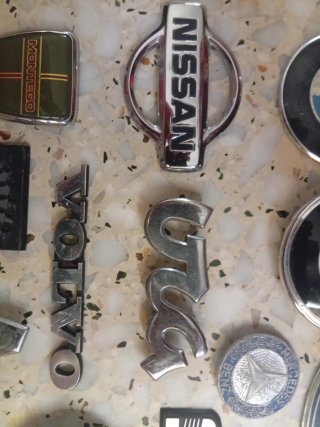 Emblemas y insignias de coches antiguos