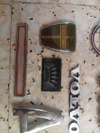 Emblemas y insignias de coches antiguos