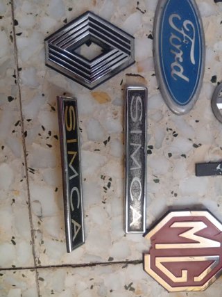Emblemas y insignias de coches antiguos
