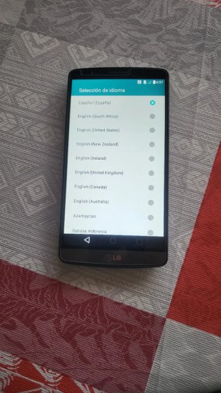 LG G3 con cargador y auriculares