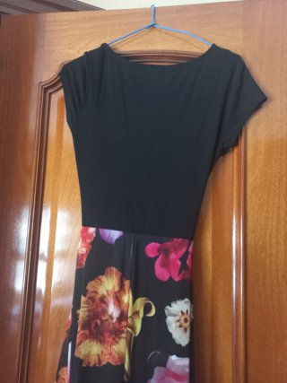 Vestido negro con estampado floral