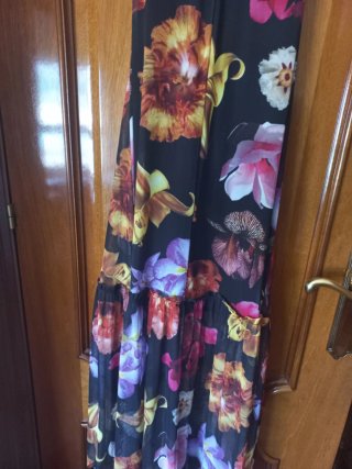 Vestido negro con estampado floral