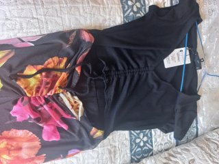 Vestido negro con estampado floral
