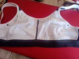 Sujetador deportivo Amoena gris y blanco