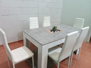 Mesa extensible con 6 sillas blancas