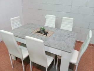 Mesa extensible con 6 sillas blancas