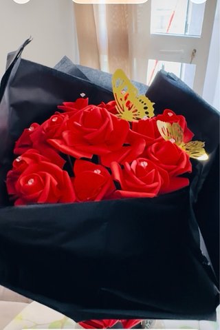 Ramo Rosas Rojas Eternas Mariposas Doradas
