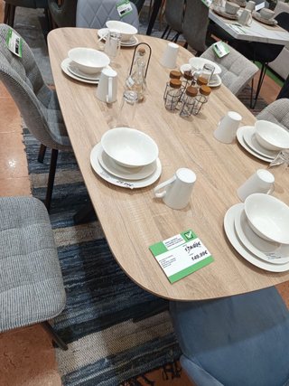 Mesa de comedor de madera