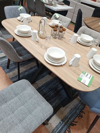 Mesa de comedor de madera