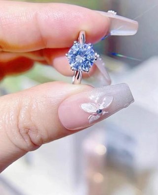 Anillo azul con detalles plateados