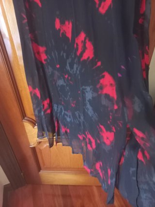 Vestido largo negro y rojo bordado